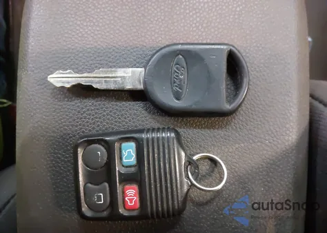 2008 Ford Focus Se/Ses из США, поврежденный, VIN 1FAHP35N68W119660